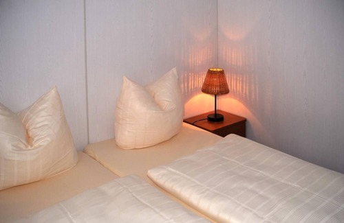 Ferienhausgebiet Hillenseifen Resort | Typ B4 (hout) - Two Bedroom Resort, Sleeps 4