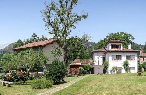 Cangas de Onis House | Typical Asturian house in full nature, but 5 min walk to the center of Cangas