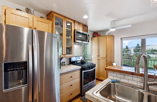 University District Apartment | U District Custom Duplex w/large covered deck, Near Downtown & UMT