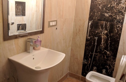 Rajouri Garden House | Uber Apartment for 4 in Central Delhi | Metro 5 mins away | Fully Airconditioned