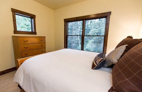 Agpar Cottage | Uber Luxury Home INSIDE Glacier with Hot Tub, Pool Table & Guest House!