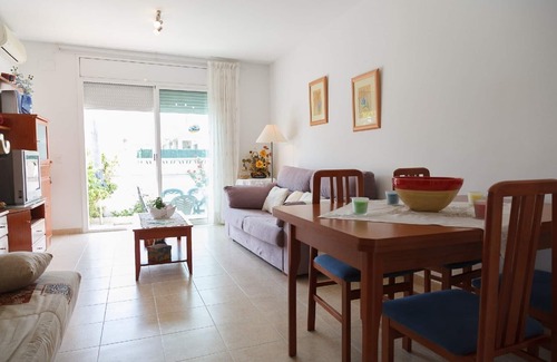Miami Platja Ski Chalet | UHC CASA L'ESCALA · FAMILY HOUSE · QUIET AREA · COMMUNAL POOL