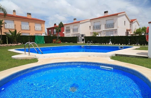 Miami Platja Ski Chalet | UHC CASA L'ESCALA · FAMILY HOUSE · QUIET AREA · COMMUNAL POOL