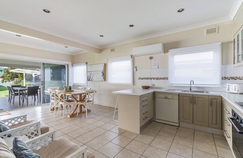 Ulladulla House | Ulladulla - Sleeps 8! Pet Friendly! WIFI! Aircon!nflat yard for pets and kids.