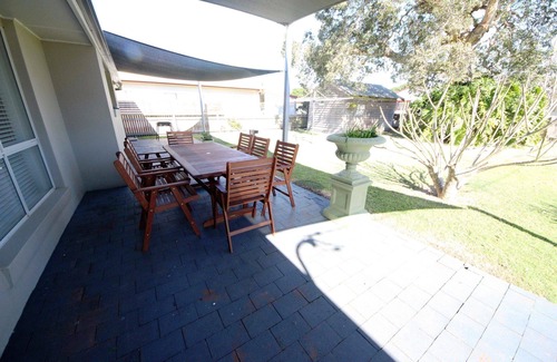 Hat Head House | Ultimate Comfort in this 3-Bedroom Home with Air Conditioning and 2 Bathrooms