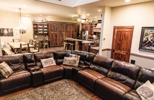 Pinetop Cabin | Ultimate Family Pinetop Escape – Spacious Cabin with Game Room & Theater!