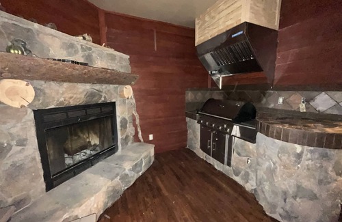 Pinetop Cabin | Ultimate Family Pinetop Escape – Spacious Cabin with Game Room & Theater!