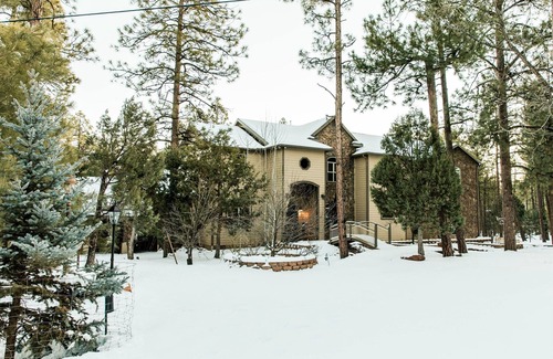 Pinetop Cabin | Ultimate Family Pinetop Escape – Spacious Cabin with Game Room & Theater!