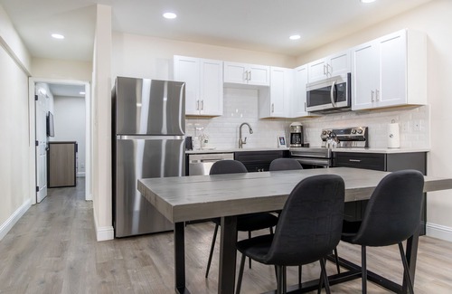 Steamboat Springs Hotel | Ultimate Getaway! Spacious Unit, Close to Yampa River Botanic Park, Hot tub, Jacuzzi, Free Shuttle Service!