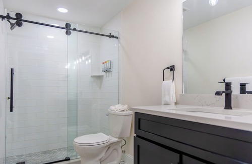 Steamboat Springs Hotel | Ultimate Getaway! Spacious Unit, Close to Yampa River Botanic Park, Hot tub, Jacuzzi, Free Shuttle Service!