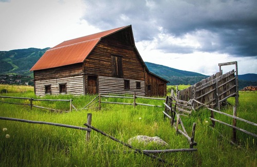Steamboat Springs Hotel | Ultimate Getaway! Spacious Unit, Close to Yampa River Botanic Park, Hot tub, Jacuzzi, Free Shuttle Service!