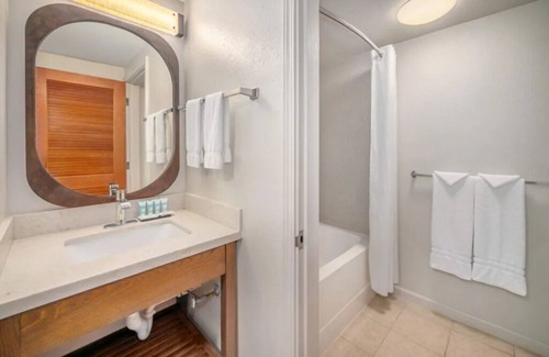 Kahului Hotel | Ultimate Hawaii Getaway! 2 Gorgeous Ocean Front Rooms | Pool + Beach Access