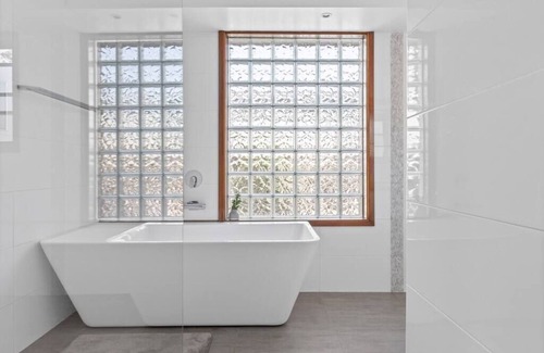Berkeley Vale House | Ultimate Lakefront Luxury, Pool Table, Games Room