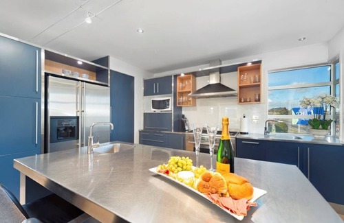 Taupo House | Ultimate Lakefront Location with Hot Tub