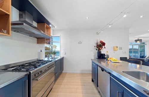 Taupo House | Ultimate Lakefront Location with Hot Tub