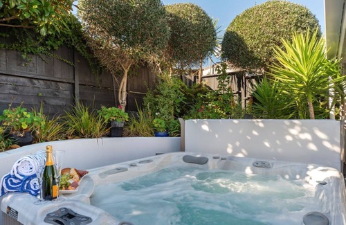 Taupo House | Ultimate Lakefront Location with Hot Tub