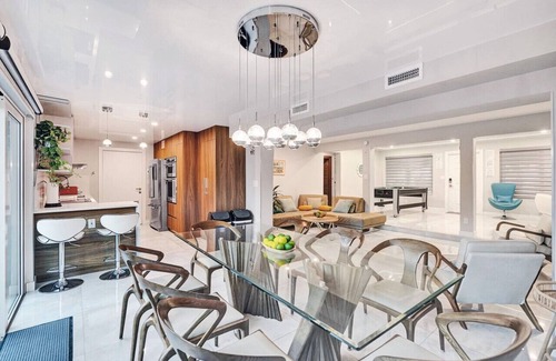 Dania Beach Villa | Ultimate Retreat 6BR/3BA Villa near Beach