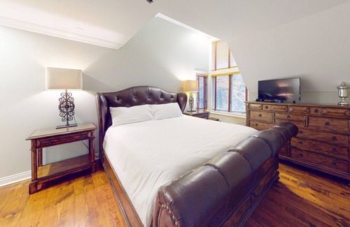 Ludlow Condo | Ultimate ski-in/out condo with mountain views, hot tub, & fireplace