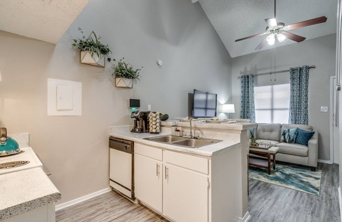 Central Arlington Apartment | Ultra Fast Wifi✶4K TVs✶King Bed✶2 Car Parking #35