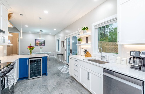 Columbia House | Ultramodern Net-Zero Briarwood Estate heart of Columbia MO