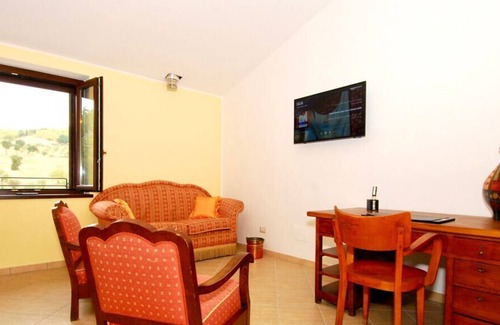 Lidarno Apartment | Umbrian Hills Flat - Free Parking & Garden