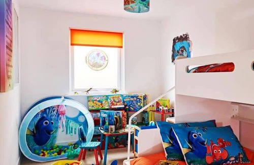 Newquay House | Unbelievable 10 bedroom pool property a stone's throw from Fistral Beach