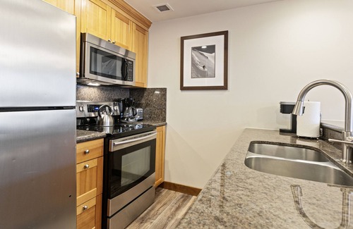 Park City Apartment | Unequalled Ski in Out, Next to Gondola, Sundial 2Br, Pool, Hot tub, Condo Nast Winner C211