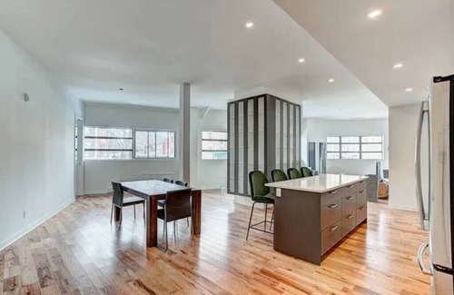 Cote-Des-Neiges—Notre-Dame-De-Grace Condo | Unique 2500 sqf 2 bedrooms, 2 bathrooms sleep 7