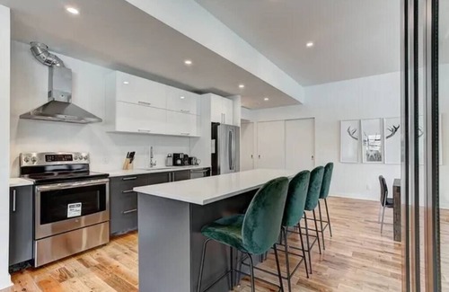 Cote-Des-Neiges—Notre-Dame-De-Grace Condo | Unique 2500 sqf 2 bedrooms, 2 bathrooms sleep 7