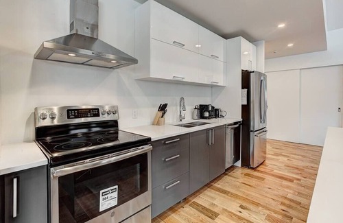 Cote-Des-Neiges—Notre-Dame-De-Grace Condo | Unique 2500 sqf 2 bedrooms, 2 bathrooms sleep 7