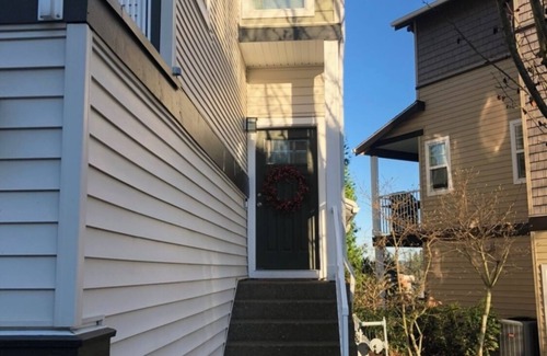 Neighbors Southwest House | Unique 3 bedroom house in Beaverton with Wi Fi access and Lock box to enter