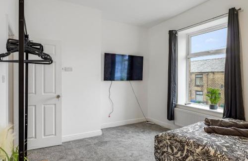 Tottington House | Unique 3 Bedrooms, 3 Ensuite, FREE WiFi, Private Parking