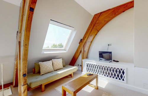 Ravenscourt Park Apartment | Unique 3Bed Former Church Flat - 6 Mins to Stamford Brook Tube