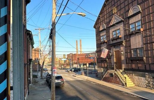 East Allegheny Apartment | Unique Artsy 2 Bdrm Apt 1.5 mi from Downtown