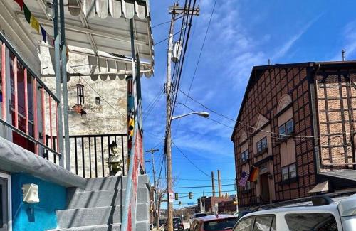 East Allegheny Apartment | Unique Artsy 2 Bdrm Apt 1.5 mi from Downtown