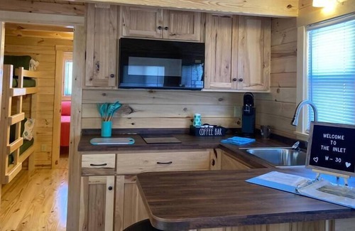 Holly Ridge Cabin | Unique Cabin Near Surf City with Loft and Parking