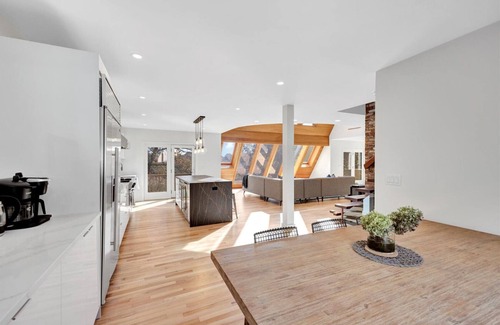 West Barnstable House | Unique Contemporary, Luxurious,MarshViews/Hottub/5mins drive to beach/Large Grps
