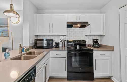 Pleasant Valley Apartment | Unique & Cozy Apt - 8 Mins to DT - Hot Tub - Pool