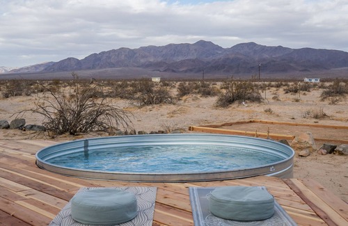 Wonder Valley Cabin | Unique cozy retreat near Joshua Tree Park nPool/Hot tub