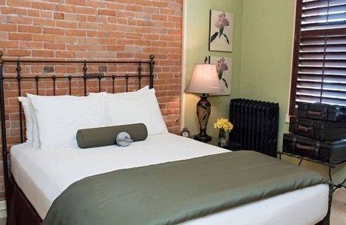 Cody Hotel | Unique Downtown Retreat w/Cozy Lounge & Serene Garden Courtyard
