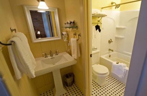 Cody Hotel | Unique Downtown Retreat w/Cozy Lounge & Serene Garden Courtyard