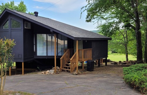 Jones Mills Cottage | UNIQUE HOME WITH BEAUTIFUL VIEWS ON GOLF COURSE!