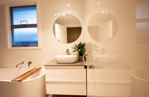 Narrabeen House | Unique Lagoon Oasis at Beach