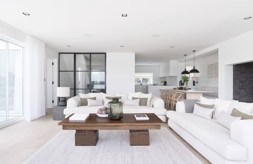 Cirencester House | Unique lakeside property with private outdoor pool, hot tub & exclusive mooring.