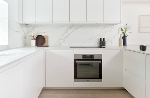 Cirencester House | Unique lakeside property with private outdoor pool, hot tub & exclusive mooring.