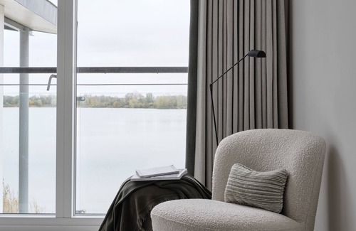 Cirencester House | Unique lakeside property with private outdoor pool, hot tub & exclusive mooring.