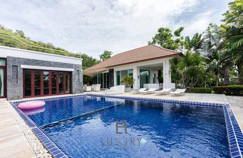 Khao Tao Villa | Unique Pool Villa with 5 Bedrooms and Sea View PM-C1