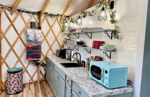 Roseland Cabin | Unique Stay! Yurt with Mountain View, 1 min to Breweries & Hiking, 5 min to Lake