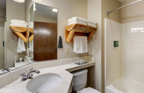 Moline Hotel | Unique Suites by the Mississippi River! Relaxing Quad Cities Stay