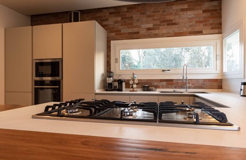 Noventa Padovana Villa | Unique villa in a quiet residential neighborhood, just 15 minutes by car from Padova, where you can enjoy the right relaxation away from city life.Ideal for couples or families and for business trips, it is perfect for 4 guests, bright and spacious, with
